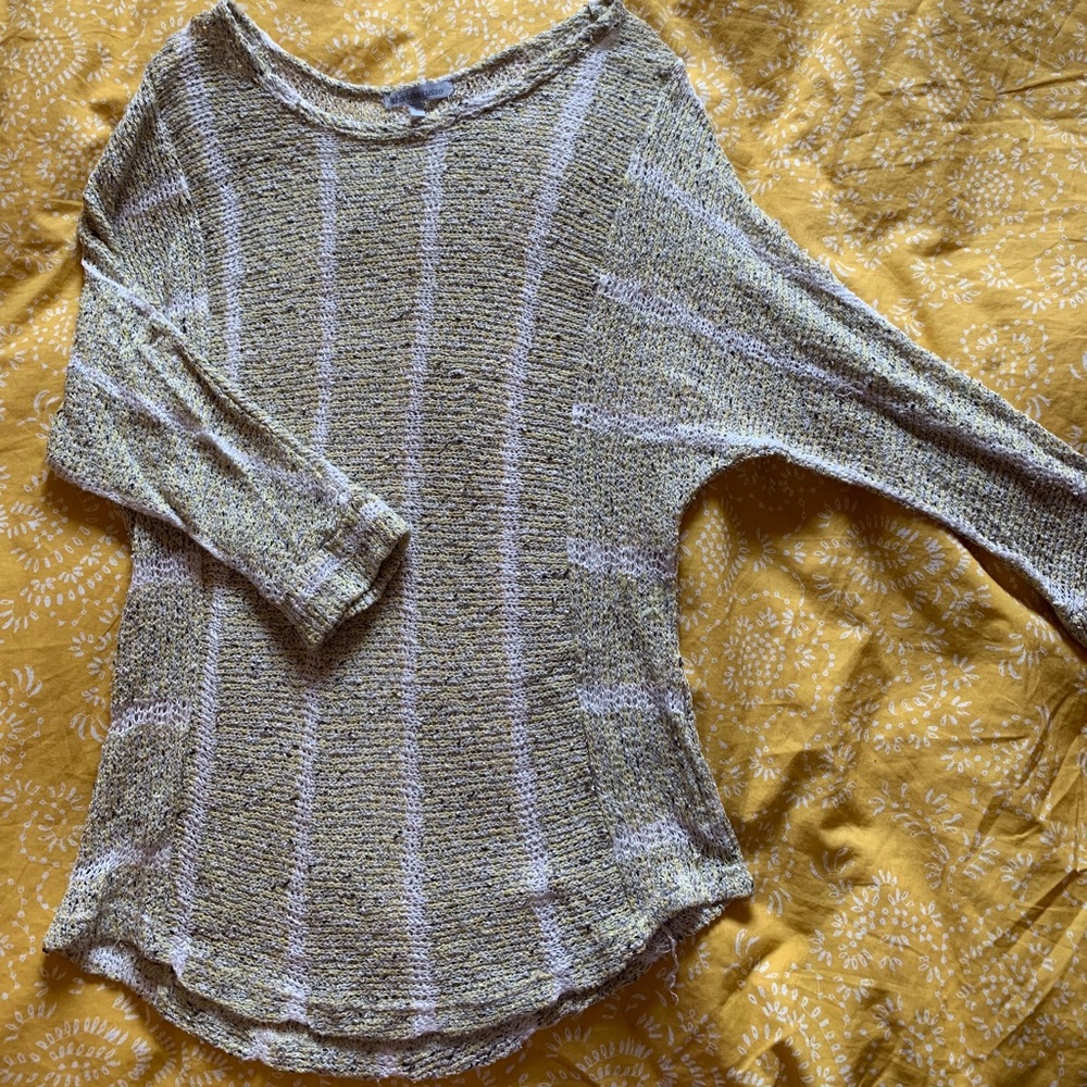Mid-sleeve sweater